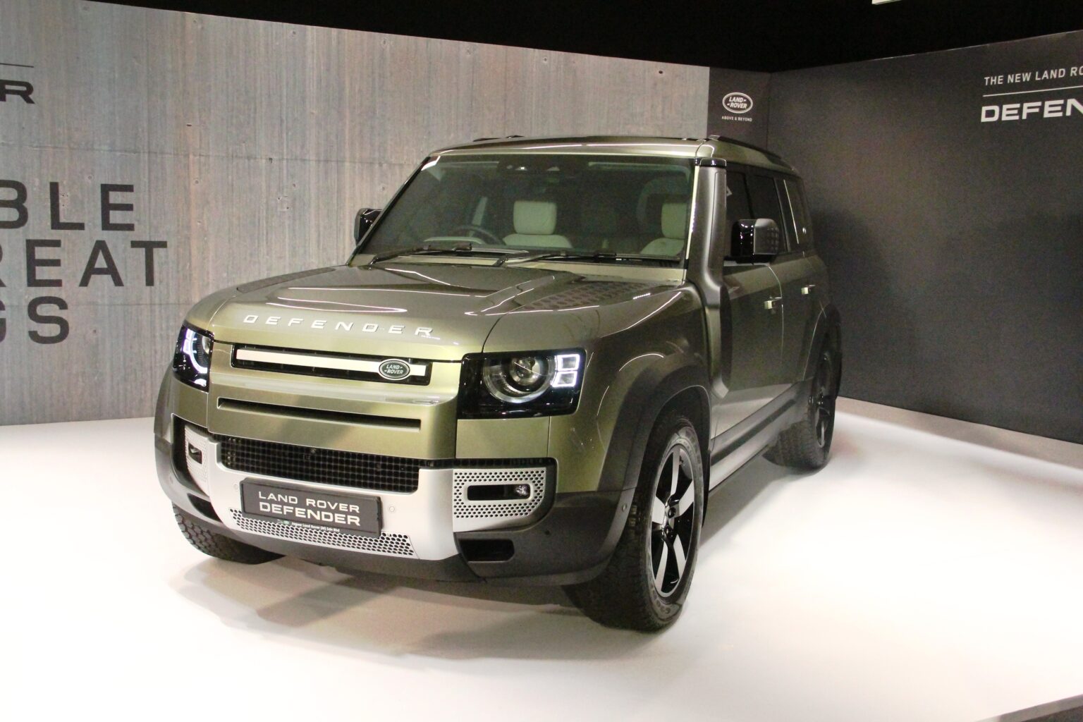 NEW ICONIC LAND ROVER DEFENDER – traction.my
